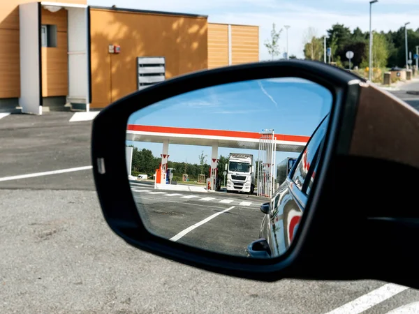 Retrovisore specchio riflesso camion gas di riempimento — Foto Stock