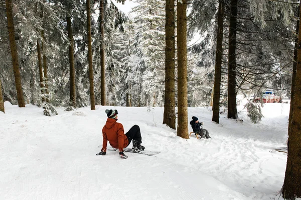 Mummelsee Németország 2018 Február Gyerekek Szórakozás Téli Ünnepek Alatt Hegyekben — Stock Fotó