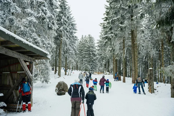 Mummelsee Allemagne Février 2018 Vue Arrière Personnes Montant Pente Neige — Photo