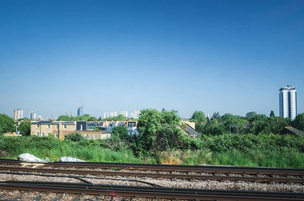 列車の窓から英国ビュー — ストック写真