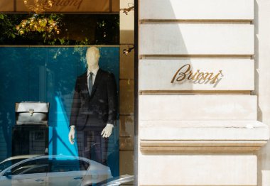 Paris, Fransa - 21 Mayıs 2016: Brioni lüks erkek moda soter cephesi ile maneqquins mağaza logo duvar içinde