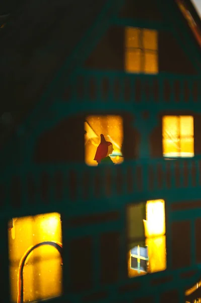 Casa Juguete Con Iluminación Desde Las Ventanas Interiores Durante Las —  Fotos de Stock