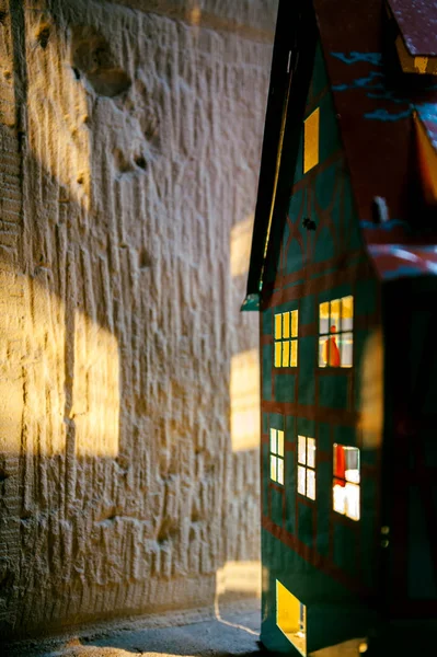 Miniatuur Elzasser Speelgoed Huis Met Verlicht Interieur Windows Tijdens Kerstvakantie — Stockfoto