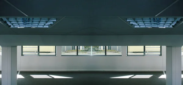 大きな窓と空のオフィス インテリアの立面図 — ストック写真