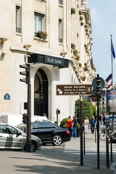 París Francia Mayo 2016 Peatones Frente Fachada Tienda Moda Lujo — Foto de Stock