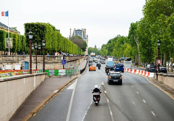 2016年5月21日 在巴黎中部 Quai Des 杜乐丽街的汽车与繁忙的交通和卢浮宫博物馆在背景 — 图库照片
