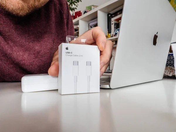 Man unboxing Apple Computers cable power laptop — Stock Photo, Image