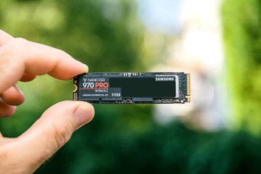 Paris, Fransa - 27 Temmuz 2018: yeni Samsung 870 Pro Nvme PCIe Ssd sabit disk disk ön yüzü yüksek okumak ve yazmak hız Samsung 870 Pro ile tutan adam el