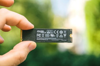 Paris, Fransa - 27 Temmuz 2018: yeni Samsung 870 Pro Nvme PCIe Ssd sabit disk disk yüksek okuma ile tutarak ve yazma hızı Samsung 870 Pro - arka tarafı tutan adam el