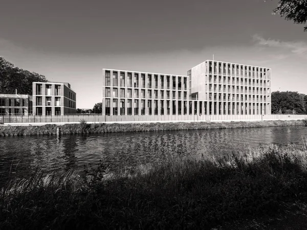 穏やかな運河水 黒と白でストラスブールのケ Jacoutot Ill River のストラスブール フランス 2018 将来トルコ大使館 — ストック写真