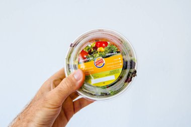Paris, Fransa - 5 Haziran 2018: Burger King taze salata Burger King logo adam elinde beyaz arka plan ile