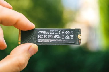 Paris, Fransa - 27 Temmuz 2018: yeni Samsung 870 Pro Nvme PCIe Ssd sabit disk disk ile yüksek okuma ve yazma hızı standartları logo Samsung 870 Pro arka tarafını tutan adam el