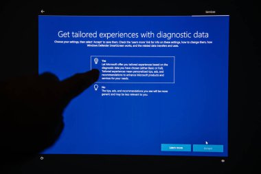 London, Büyük Britanya - 23 Temmuz 2018: Microsoft Windows Update kurulum ve aktivasyon yeni bir Pc iş istasyonu üzerinde özel deneyimleri düğmesini aldıktan sonra dijital dokunmatik ekranda etkileşim el