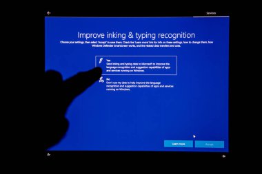 London, Büyük Britanya - 23 Temmuz 2018: Microsoft Windows Update yükleme sonrasında dijital dokunmatik ekranda etkileşim el - mürekkep ve dizüstü bilgisayarda yazarak geliştirmek