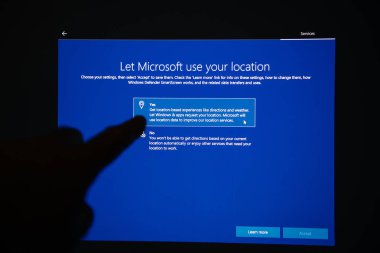 London, Büyük Britanya - 23 Temmuz 2018: İzin Microsoft windows 10 konum seçiminizi seçeneği Windows 10 güncellemeden sonra kullanın