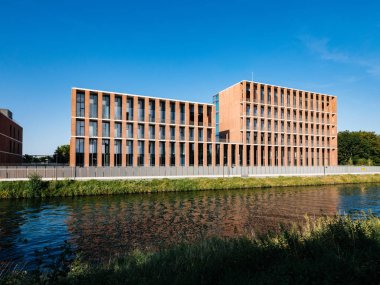 Strasbourg, Fransa - 18 Temmuz 2018: Modern Türk Büyükelçiliği Strazburg Quai Jacoutot Ill Nehri üzerinde sakin kanal su ile