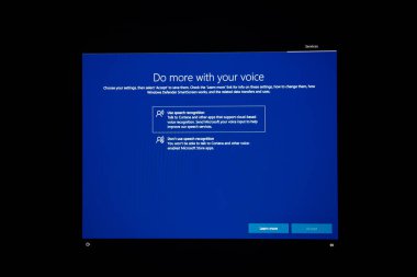 London, Büyük Britanya - 23 Temmuz 2018: dijital ekran sonra Microsoft Windows Update yükleme ve etkinleştirme bir yeni Pc iş istasyonu - kullanım konuşma tanıma - siyah ve beyaz