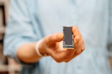 Yatay yeni Nvme PCIe Ssd sabit disk disk yüksek okumak ve yazmak hız ile gösteren tutan kadın fotoğrafı