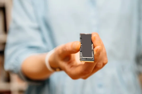 Foto Horizontal Mujer Sosteniendo Demostrando Nuevo Disco Duro Nvme Pcie — Foto de Stock