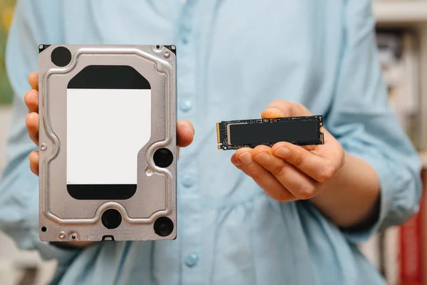 Vrouw Handen Bedrijf Nieuwe Nvme Pcie Ssd Harde Schijf Schijf — Stockfoto