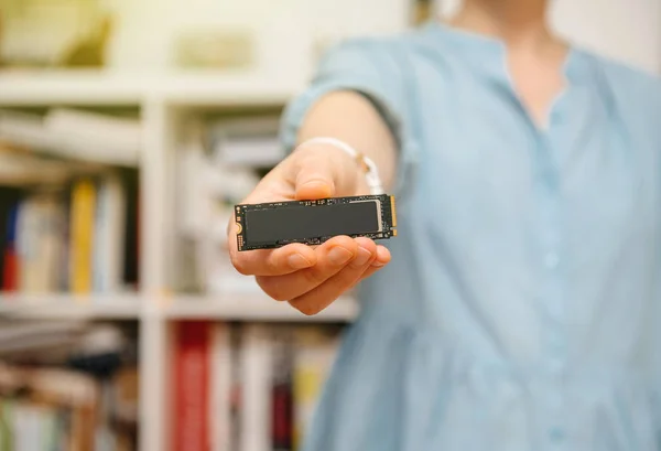 Mãos Mulher Segurando Novo Disco Rígido Nvme Pcie Ssd Com — Fotografia de Stock