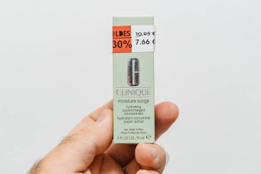 Paris, Fransa - 28 Temmuz 2018: mucize kadın cosmetcis Clinique kozmetik üzerinden tüm cilt tipleri için-indirimli fiyat Sephora tarafından elinde tutan adam