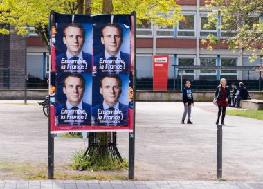 Strasbourg, Fransa - 5 Mayıs 2018: Emmanuel Macron, aday Fransa cumhurbaşkanlığı poster'lik özel kampanya Ajitasyon Fransızca okul Lisesi önünde çocuklar.