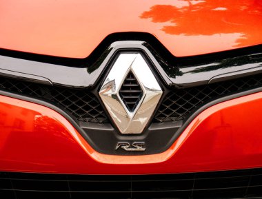 Paris, Fransa - 3 Nisan 2017: Renault Rs logo bir lüks kırmızı spor Renault araba
