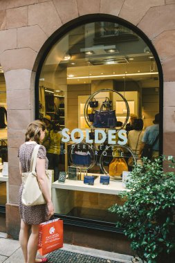 Strasbourg, Fransa - 22 Temmuz 2017: zarif Fransız kadın moda mağaza Le tanneur deri ürünlerinde pencere vitrin büyük satış Soldes çıkartmaları ile hayran