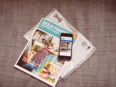 IKEA Aile aylık Katalog ve IKEA Web sitesi ile smartphone