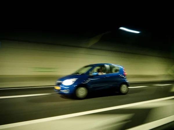 Rozostřeného Pohledu Rychle Malé Modré Auto Nizozemsku Osvětleného Tunelu Poblíž — Stock fotografie