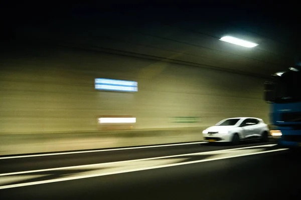 Rozostřeného Pohledu Rychle Bílé Malé Auto Nizozemsku Osvětleného Tunelu Poblíž — Stock fotografie