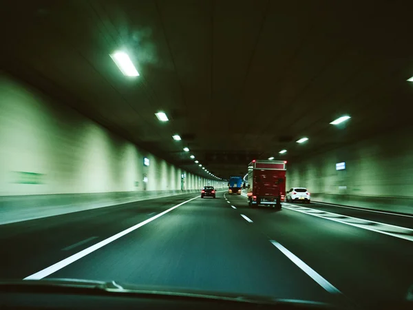 Rozmycie Widzenia Szybki Samochód Jazdy Holandii Oświetlony Tunelu Pobliżu Amsterdam — Zdjęcie stockowe