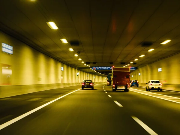 Vista Desfocada Carro Rápido Dirigindo Holanda Túnel Iluminado Perto Amsterdã — Fotografia de Stock