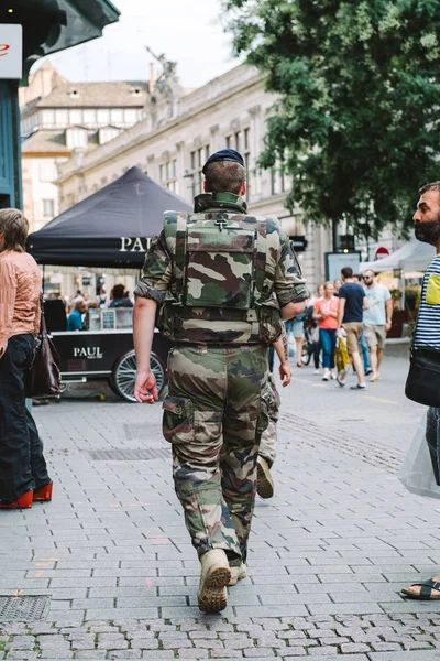 Strasbourg France Jul 2017 Rückansicht Männlicher Soldat Vigipirate Tarnuniform Patrouilliert — Stockfoto