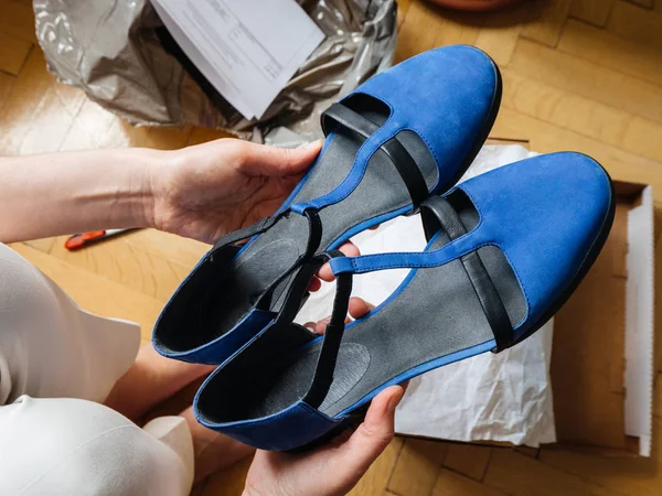 新しいブルーのエレガントな革のペアを保持している女性 ボックス化解除後の右の靴ハメ撮り視点オンライン ショッピング商品を眺め — ストック写真