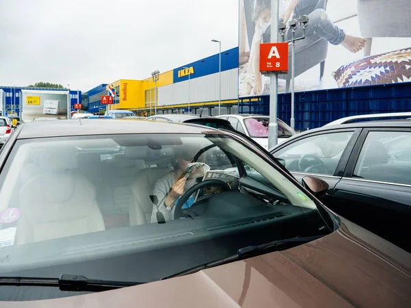네덜란드 2018 이케아 우아한 여자의 거리에서 네덜란드 매장에서 이케아 주차장에 — 스톡 사진