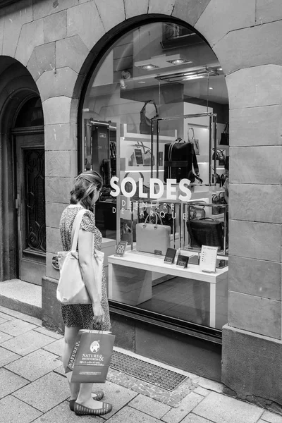 法国斯特拉斯堡 2017年7月22日 优雅的法国妇女欣赏时尚商店的皮革产品乐 Tanneur 与大销售 Soldes 贴纸在橱窗展示 — 图库照片