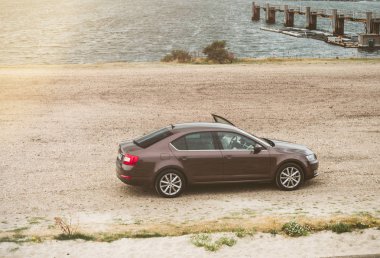 Vrouwenpolder, Hollanda - 25 Ağustos 2018: bay - Park lüks Skoda araba yükseltilmiş göster - sürücü açık kapı bulutlu Hollanda hava yağmurlu