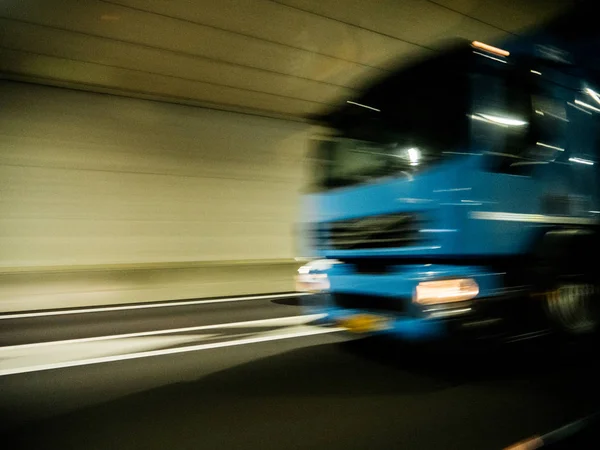 Defocused Άποψη Του Καμπίνα Γρήγορο Φορτηγό Οδήγησης Στην Ολλανδία Φωτιζόμενο — Φωτογραφία Αρχείου