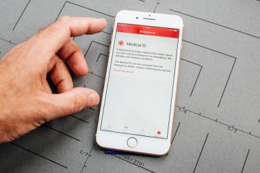 Tıbbi kimliği App Apple iPhone'da Plus uygulama yazılım