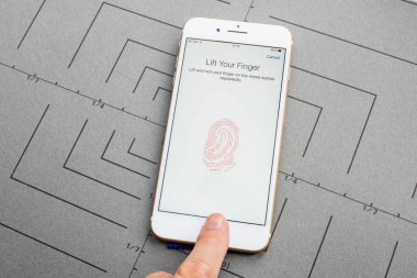 Paris, Fransa - Eyl 26, 2016: Yeni Apple iphone 7 8 tutarak artı sonra unboxing ve telefon güvenlik gizlilik acces üzerinde app uygulama yazılımı set parmak izi parola yükleyerek test erkek el