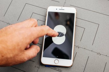 Paris, Fransa - Eyl 26, 2016: Yeni Apple iphone 7 8 tutarak artı sonra unboxing ve eşitlikçi app uygulama yazılımı yükleyerek test erkek el pusula uygulaması