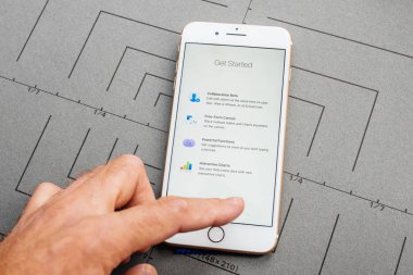 Paris, Fransa - Eyl 26, 2016: Erkek el yeni Apple iphone 7 8 tutan artı sonra unboxing ve app uygulama yazılımı Apple sayılar Excel yükleyerek test 