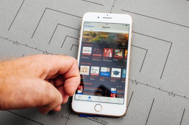 Paris, Fransa - Eyl 26, 2016: Erkek el yeni Apple iphone 7 8 tutan artı unboxing ve yükleyerek test sonra app uygulama yazılımı itunes U Üniversitesi podcast kitaplar