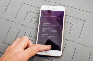 Paris, Fransa - Eyl 26, 2016: Yeni Apple iphone 7 8 tutarak artı sonra unboxing ve app uygulama yazılımı yükleyerek test erkek el hoş geldiniz imovie için