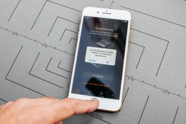 Paris, Fransa - Eyl 26, 2016: Erkek el yeni Apple iphone 7 8 tutan artı sonra unboxing ve Apple Watch bluetooth eşleştirme app uygulama yazılımı yükleyerek test