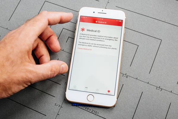 Медичні Id програму Apple iphone плюс прикладного програмного забезпечення — стокове фото