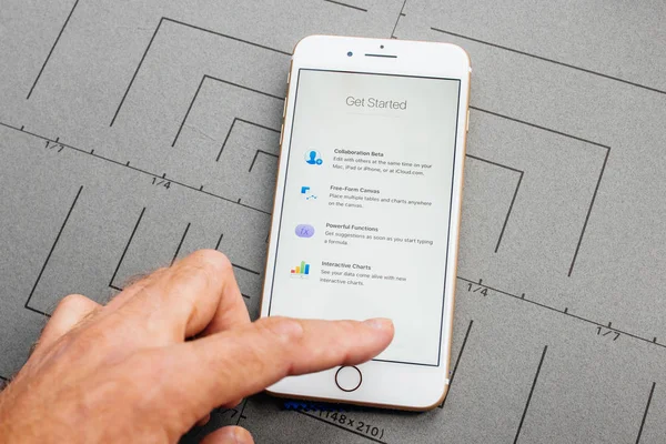 프랑스 2016 새로운 아이폰 플러스 Unboxing Excel 프로그램 프로그램 소프트웨어를 — 스톡 사진