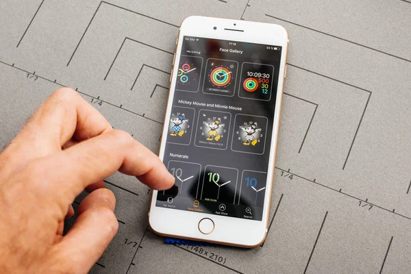 フランス Sep 2016 男手新しいアップル Iphone を保持に加えて 後ボックス化解除とアプリケーション ソフトウェア Apple Watch — ストック写真